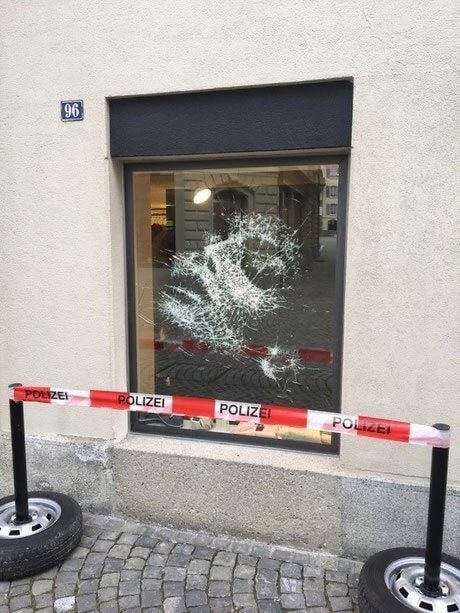 سایمون برگر - نقاش  سویسی - نقاشی با ترک های شیشه
